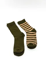 Pack de dos pares de medias crew, uno liso de color verde militar y otro con diseño de rayas horizontales en tonos verde militar y beige.