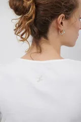 Remera de manga larga con escote en V, confeccionada en algodón de doble capa con diseño ajustado al cuerpo.