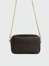 Cartera crossbody de cuero negro con diseño rectangular, cierre superior y correa de cadena dorada. Presenta el detalle de una estrella característica de la marca grabada en el frente.