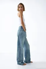 Jean wide leg de tiro alto en denim de algodón con ligero stretch, corte amplio y cinco bolsillos tradicionales.