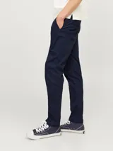 Pantalón chino de corte slim y tiro medio, color azul marino, con cierre de cremallera y botón frontal. Confeccionado en tejido de algodón con elastano.