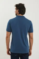 Remera tipo polo de piqué, manga corta, con cuello clásico y cierre frontal de botones al tono.