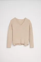 Sweater beige de tejido de punto con escote en V y mangas largas.