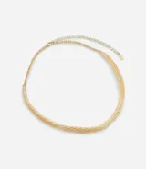 Gargantilla corta de diseño minimalista con acabado martillado y baño en tono dorado claro, confeccionada en metal reciclado.