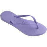 Chancletas Havaianas modelo Slim de color dorado, con suela de goma texturizada y tiras finas metálicas.