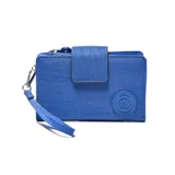 Billetera tipo fichero color azul, confeccionada en material textil. Cuenta con cierre principal, solapa con broche a presión y correa de muñeca extraíble. Incluye un aplique circular con el logo de la marca en relieve.
