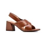Sandalia de taco alto Usaflex modelo Laia, color marrón, confeccionada en cuero con tiras cruzadas en el empeine y tira trasera ajustable.