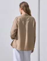 Camisa color verde oliva de lyocell, marca Cyrus. Tiene cuello con solapa, abertura central con botones, mangas 3/4 regulables con presilla y botón, y dos bolsillos delanteros aplicados.