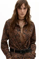 Camisa de pana de algodón con estampado floral estilo boho, cuello camisero clásico, mangas largas y botones forrados al tono.