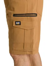 Short cargo Caterpillar color marrón, con bolsillos laterales utilitarios, trabillas para cinturón y etiqueta con logo de la marca.