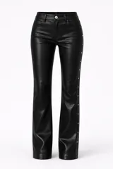 Pantalón de corte recto confeccionado en eco-cuero negro, con cintura media, cierre de botón metálico y detalle de tachas metálicas a lo largo de los laterales.