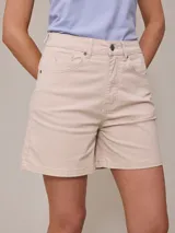 Short color beige de sarga, corte clásico, con bolsillos delanteros y traseros.