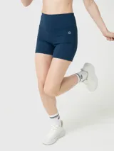 Short deportivo de tiro alto en color azul denim, con ajuste ceñido y logo pequeño en la parte frontal. Confeccionado en tejido técnico con tecnología de suavidad.