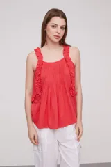 Musculosa roja de algodón con breteles finos, volados en los breteles y frunces en el frente.