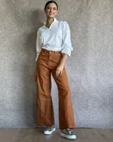 Pantalón de jean estilo wide leg con costuras verticales frontales, tiro alto y bolsillos laterales.