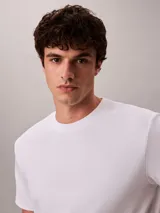 Remera de corte clásico confeccionada en 100% algodón, con cuello redondo y mangas cortas. Presenta un diseño minimalista con el logo de la marca sutilmente bordado en el pecho.