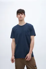Remera azul marino de manga corta con cuello redondo y bolsillo en el pecho.