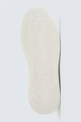 Zapatillas deportivas blancas con detalle de color gris en el talón y suela con volumen.