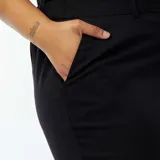 Pantalón pitillo negro con cierre de corchete y cremallera, de corte recto y largo hasta el tobillo.