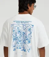 Remera oversized de algodón color blanco, con cuello redondo, manga corta y una estampa trasera en azul de estilo renacentista con la frase "Running from destiny singe antiquity".