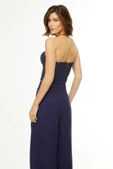 Corset azul marino con textura, corte strapless y cierre trasero con cremallera.