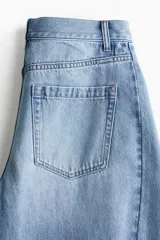 Jean baggy barrel de cinco bolsillos en denim de algodón con diseño curvo en las piernas y corte holgado de tiro medio.