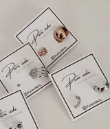 Ear cuff de diseño minimalista y forma esférica, acabado en tono dorado brillante.