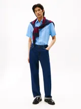 Camisa celeste de lino de manga corta con cuello abotonado y logo bordado en el pecho.