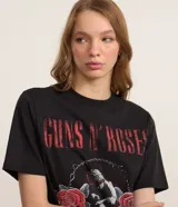 Remera negra de algodón con cuello redondo, manga corta y estampa de Guns N' Roses en la espalda.