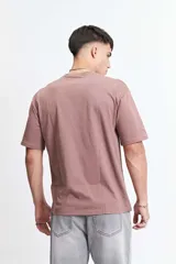 Remera de manga corta para hombre, corte oversize, color gris oscuro.