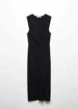 Vestido midi negro sin mangas, con cuello redondo, tirantes anchos y un detalle de nudo drapeado en la cintura.