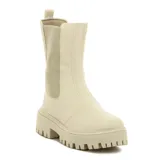 Bota de caña alta color beige, con paneles laterales elásticos acanalados, suela track chunky y presilla trasera.