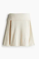 Buzo de punto acanalado con diseño off-the-shoulder y escote con doblez, de corte holgado y manga larga.