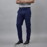 Pantalón de gabardina azul marino, diseño chino sport de corte recto, con bolsillos laterales y traseros, cierre frontal con botón y cremallera.