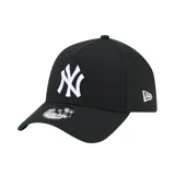 Gorra New Era modelo 9FORTY de color negro, con el logotipo bordado de los New York Yankees en la parte frontal en color blanco y cierre ajustable en la parte trasera.