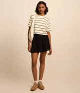 Remera boxy cropped de viscosa rayada con cuello redondo y mangas cortas.