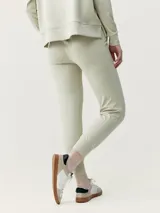 Pantalón estilo jogger de tiro alto, con cintura elástica, bolsillos laterales y puños ajustados en los tobillos.