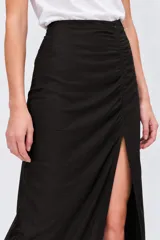 Falda midi de viscosa color beige con tajo frontal, tiro alto y diseño evasé.