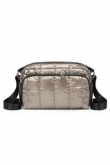 Cartera tipo bandolera de diseño acolchado en color plateado metalizado. Cuenta con dos compartimentos principales con cierre, detalles en negro y correa ajustable extraíble.