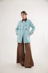Pantalón de tiro medio con diseño de pierna ancha y cortes curvos que aportan movimiento. Presenta cintura ajustada, bolsillos delanteros y bolsillos plaque en la parte trasera.