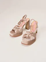 Sandalias de tacón alto Mutma en terciopelo color gris azulado, con plataforma delantera, doble nudo decorativo en la puntera y tira ajustable al talón.