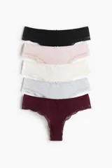 Pack de cinco bombachas estilo brasileña de tiro bajo, confeccionadas en tela lisa con ribetes de encaje en las piernas y pequeño lazo decorativo al frente.