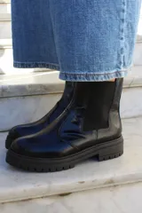 Bota tipo chelsea de cuero color chocolate, con paneles laterales elásticos y suela track de goma negra.