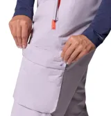 Pantalón de esquí Columbia modelo Coreshot, color lila, con tecnología impermeable y transpirable Omni-Tech. Presenta bolsillos cargo laterales, bolsillos con cremallera, cintura ajustable, rodillas articuladas y refuerzos en el dobladillo.