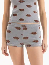Short gris melange de tejido rib con estampado de labios marrones, de tiro medio y calce entallado.