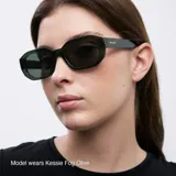 Lentes de sol geométricos color rosa con lentes marrones polarizados.