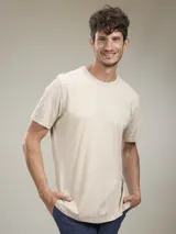 Remera blanca de algodón con estampado gráfico en la espalda en color rojo. El estampado incluye el texto "Benson & Thomas Rally Sweeden", una imagen de un auto de rally clásico y detalles de horarios de carreras.