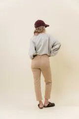 Pantalón de jean negro, corte recto, tiro medio-alto y largo al tobillo.