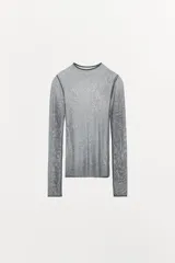 Camiseta de manga larga y cuello subido, confeccionada en tejido de mezcla de viscosa con un patrón calado o perforado.