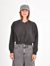 Campera tipo bomber de corte cropped, con cierre frontal, cuello redondo y puños elásticos, confeccionada en tela con efecto lavado.